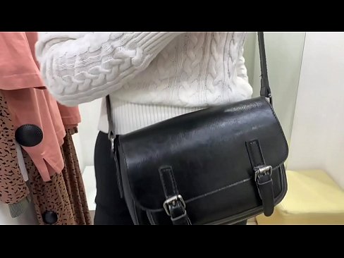 ❤️ Јавна мастурбација на младата кучка FeralBerry со дилдо во фитинг просторијата Секс видео на mk.eviewporn.ru